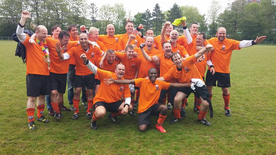 Nieuwe shirts voor het kampioenselftal. SVS met 10-2 verslagen. 