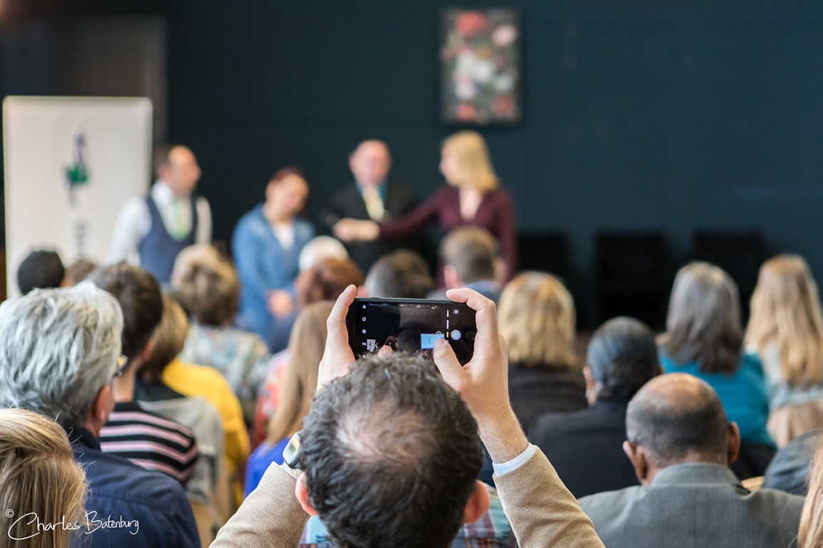 Overhandiging boek ‘In de bijstand’ aan Gemeente Rotterdam