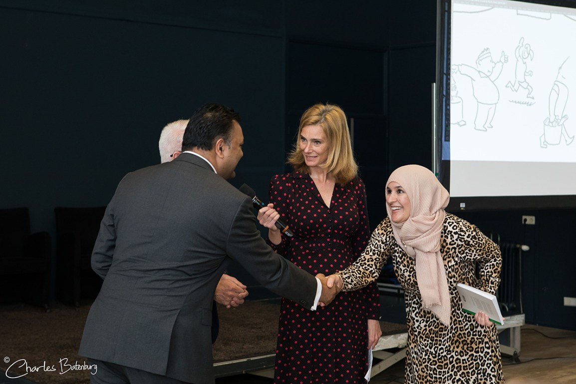 Overhandiging boek ‘In de bijstand’ aan Gemeente Rotterdam